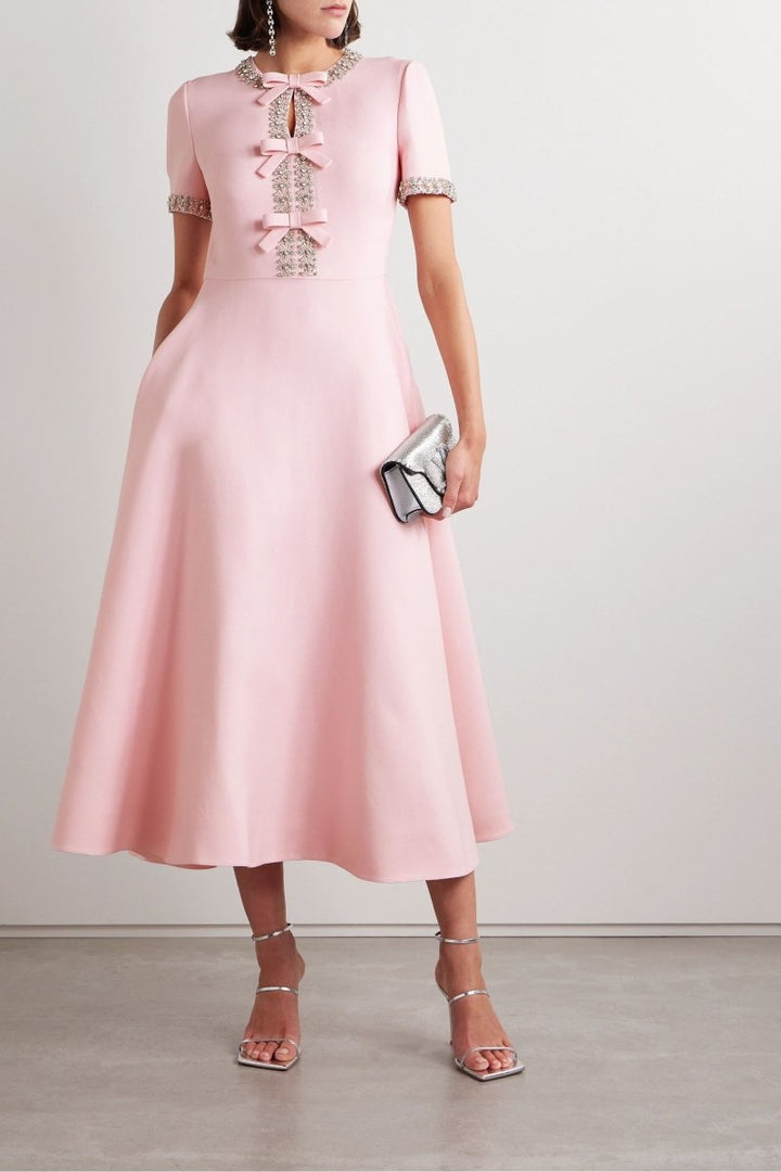 Aria™ | Kleid mit Kristallverzierung und Schleife